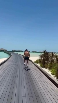 乔治娜的后续观点? C罗在社交媒体上发布度假视频:悠闲地骑行在海上栈道