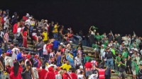 舞刀弄棒😨球迷看台互殴致超20人受伤,哥伦比亚比赛被叫停