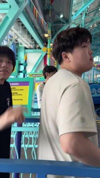 是要装一下的!进游乐园前Bin只想蹦极! 进园后:还是玩小黄人吧