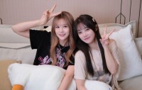 小钰和瞳夕饮酒闲聊 小钰:letme!这次解说杯,我必把你单杀一次