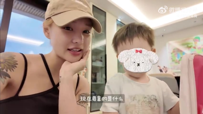 Uzi老婆分享Vlog:明和Uzi打羽毛球 还有可爱的小枣儿!