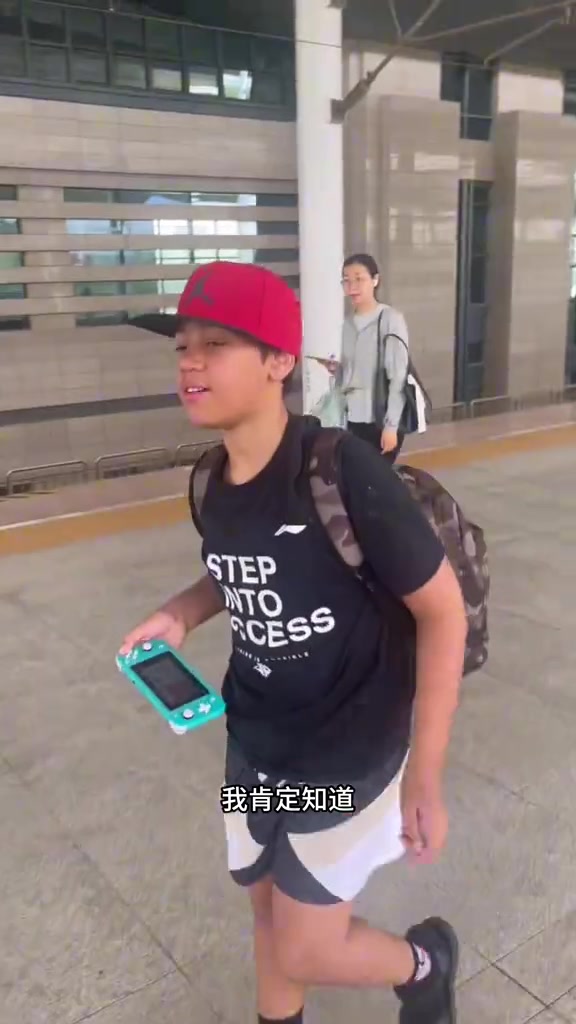 威姆斯带儿子坐高铁:我说中国高铁比其他国家快他还不信